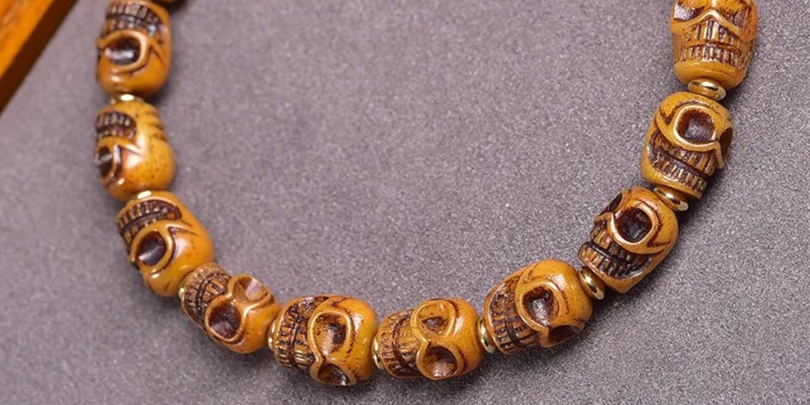 Bracelet Tête de Mort Tibétain "Crânes Noyaux Sculptés" : L'art brut des perles sacrées
